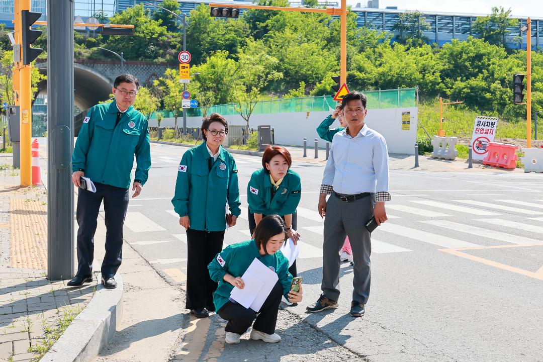 '[보도자료] 과천시의회, 과천지식정보타운 1단계 준공 앞두고 현장 점검 실시' 게시글의 사진(1) '과천지식정보타운 현장점검 실시 (1).jpg'