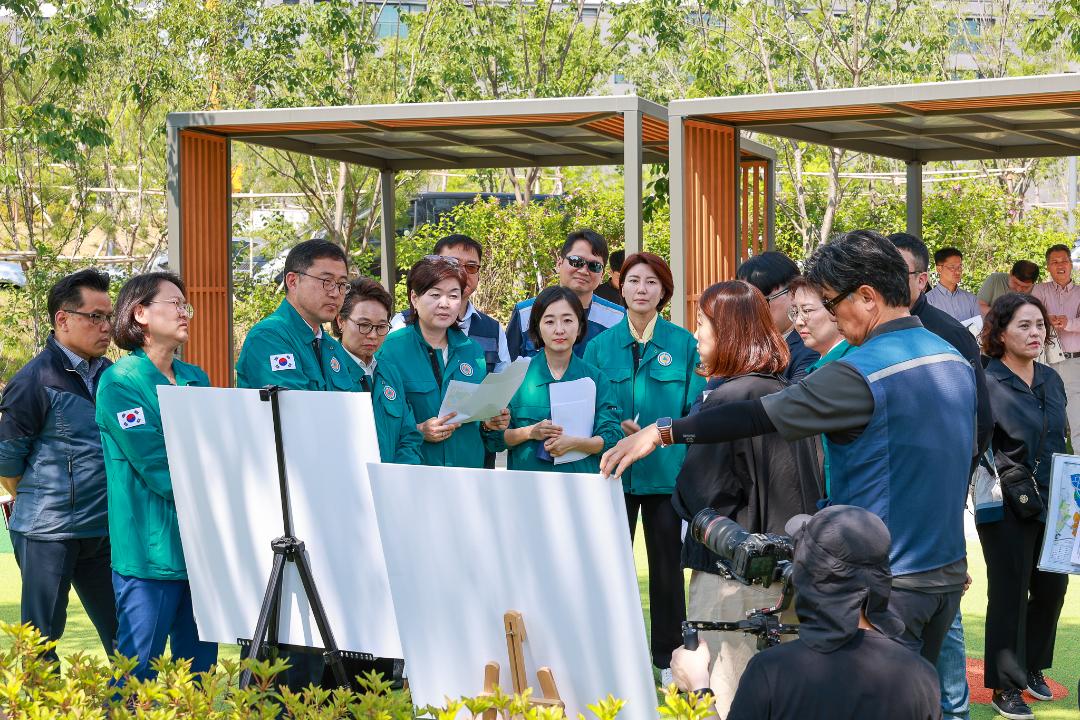 '[보도자료] 과천시의회, 과천지식정보타운 1단계 준공 앞두고 현장 점검 실시' 게시글의 사진(2) '과천지식정보타운 현장점검 실시 (2).jpg'