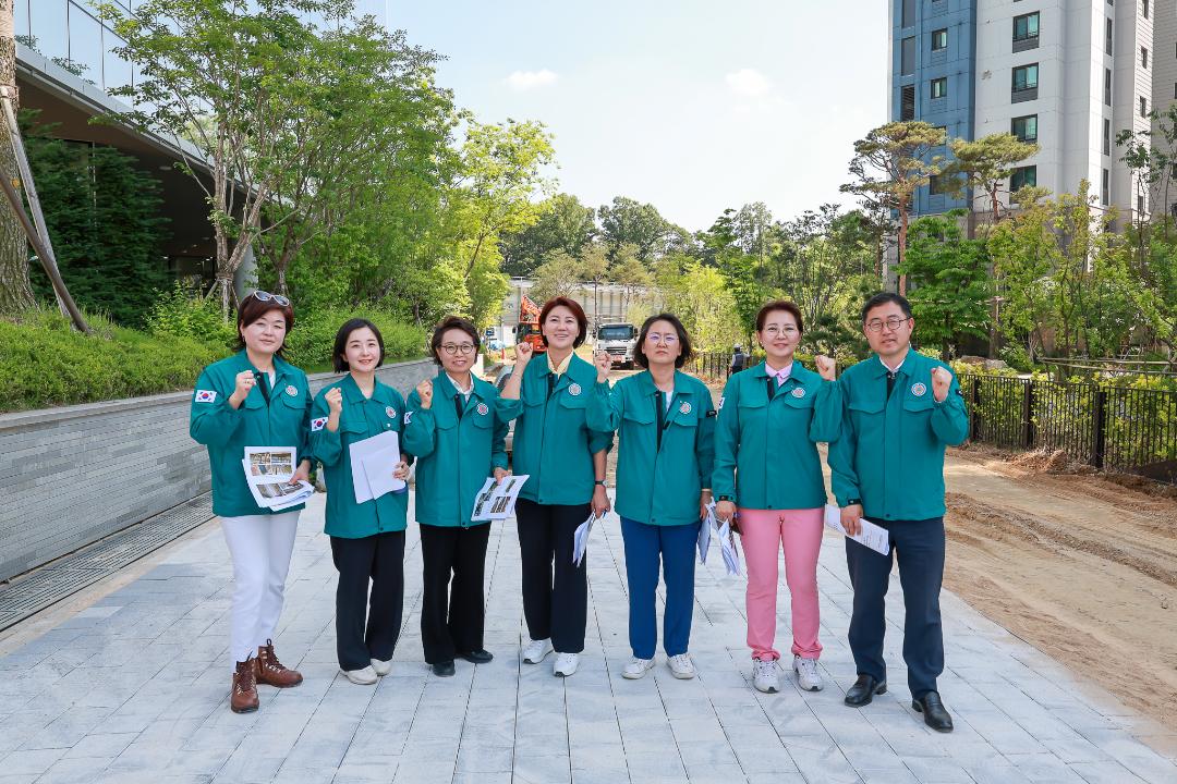 '[보도자료] 과천시의회, 과천지식정보타운 1단계 준공 앞두고 현장 점검 실시' 게시글의 사진(3) '과천지식정보타운 현장점검 실시 (3).jpg'