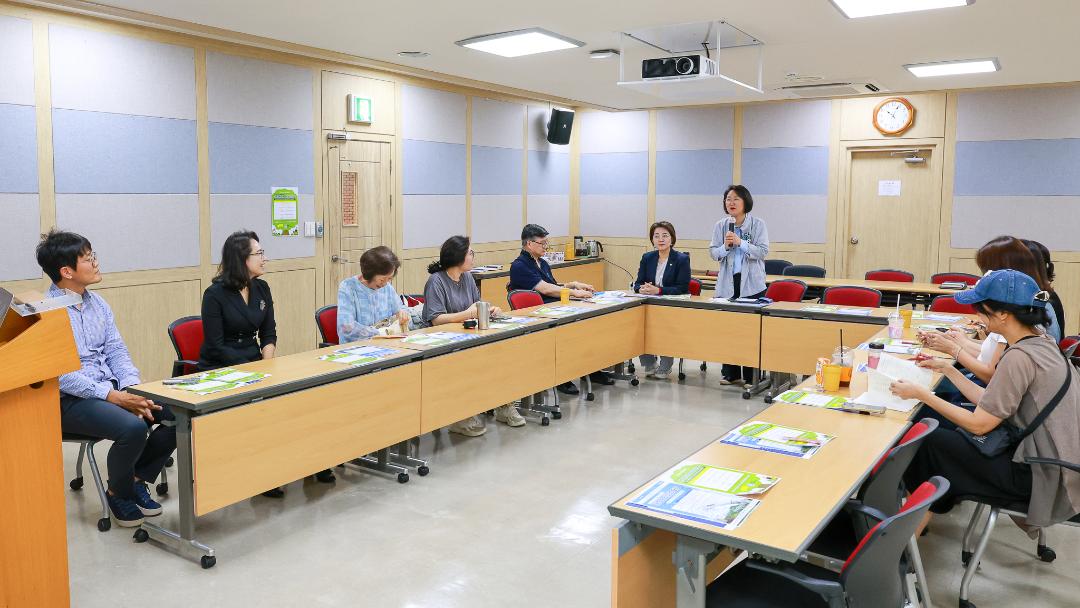 '[보도자료] 과천시의회 행복한 아이, 행복한 육아 연구모임 부모교육 및 워크숍 개최해' 게시글의 사진(2) '행복한 아이, 행복한 육아 연구모임 부모교육 및 워크숍 개최 (2).jpg'