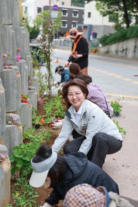 '주민이 걷고 싶은 꽃길 조성사업' 게시글의 사진(4) '20240422-5S6A3971.jpg'